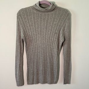 Daisy Fuentes turtle neck gray light sweater M